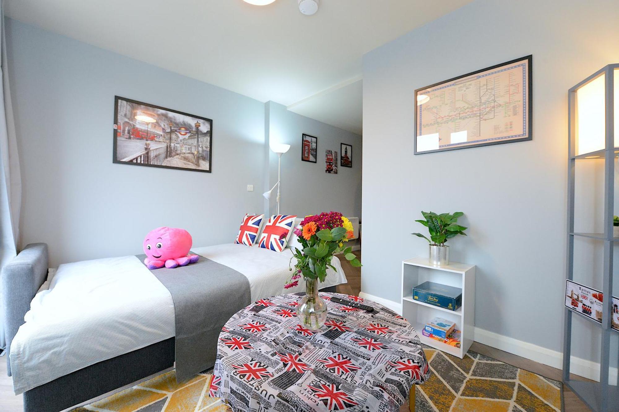 Ferienwohnung 2 Bed Terraced Flat Piccadilly Line London Exterior foto